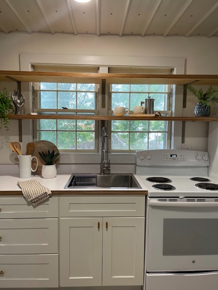 Building Photo - 410 W Maple St