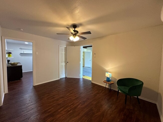 Building Photo - 2-BEDROOM *ALL UTILITIES INCLUDED*