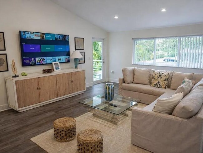 Building Photo - 902 Palm Ave