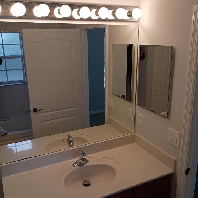 Building Photo - 2410 SE Santos Dr