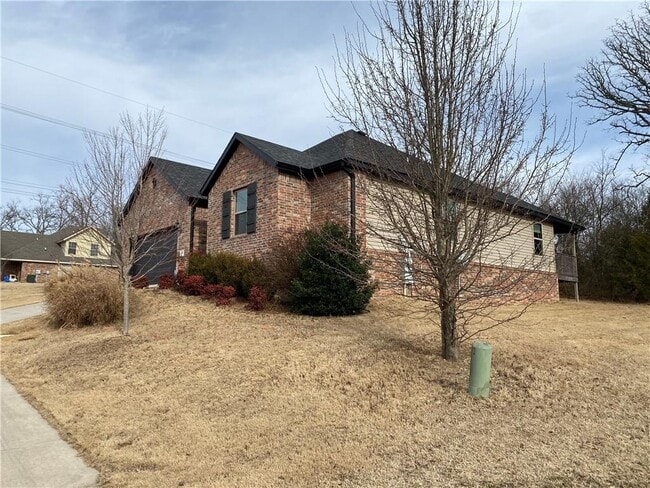 Building Photo - 108 S Woodsprings Dr