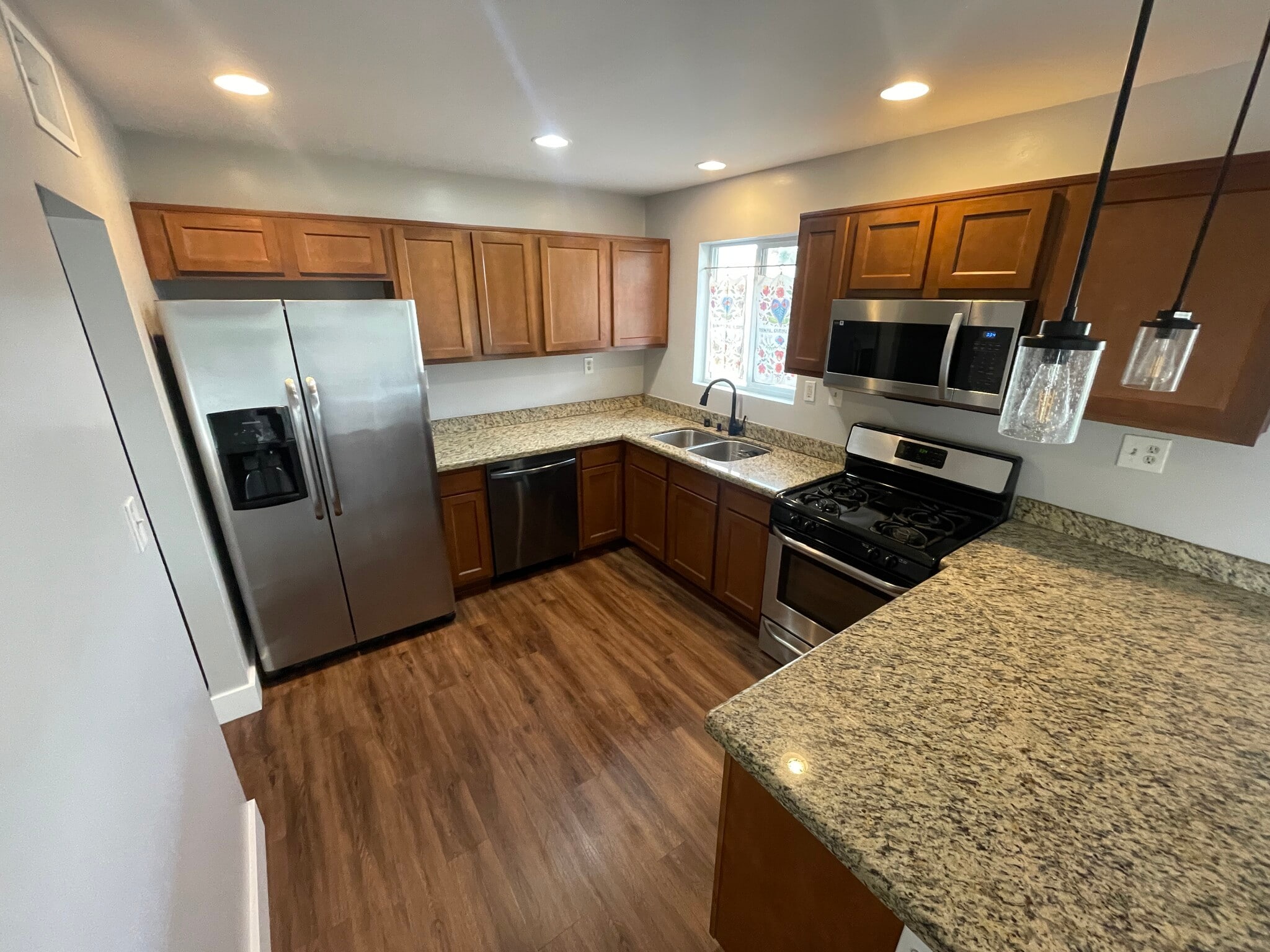 Kitchen - 2118 W Glenn Dr