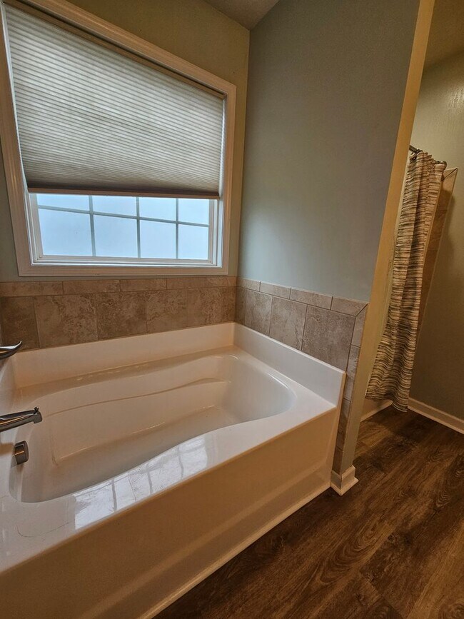 Building Photo - Spacious & Renovated 3 Bed Townhome w/ Garage