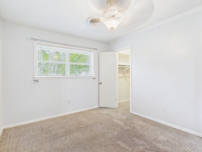 Building Photo - 1402 Village Dr