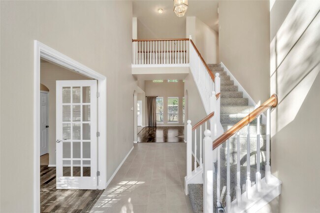 Building Photo - 2803 Lakecrest Way Dr