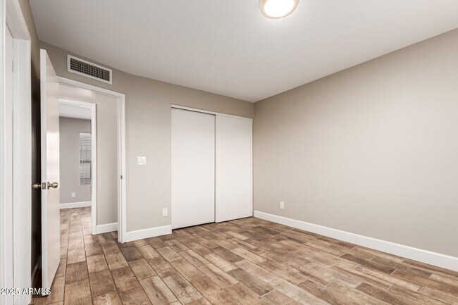 Building Photo - 2731 E Charleston Ave