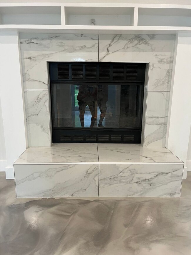 Building Photo - 5 Bed 4 Bath Home fenced yard