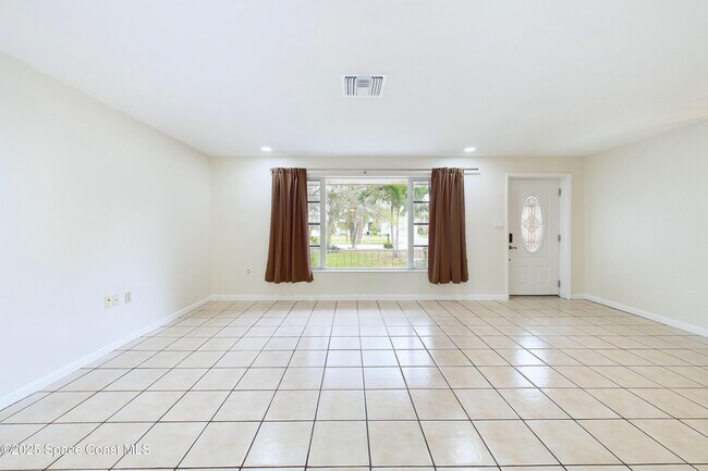 Building Photo - 1202 Yacht Club Blvd