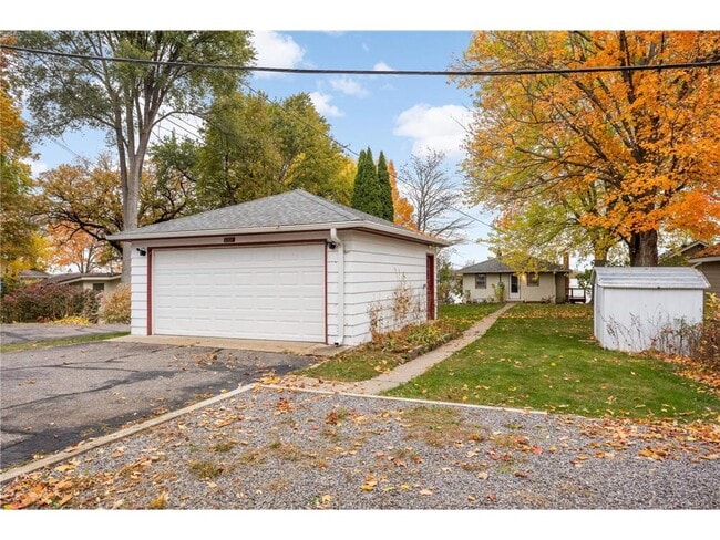 Building Photo - 2331 W Medicine Lake Dr