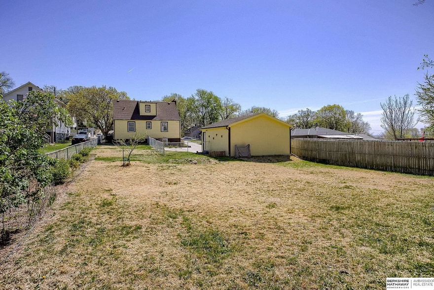 Huge, fenced backyard - 2634 S 15th St