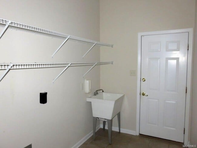 Building Photo - 1924 Dundee Dr