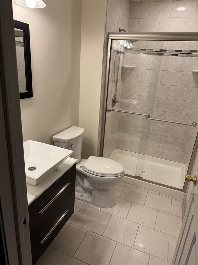 Building Photo - 1002 N Glen Dr