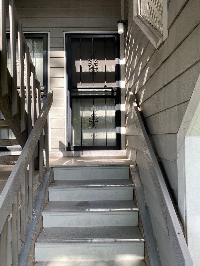 Building Photo - Large 1-bedroom condo with covered parking!  All appliances!