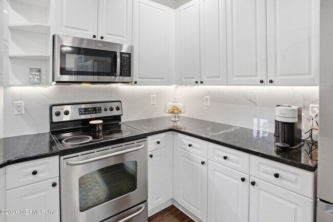 Building Photo - 450 La Travesia Flora