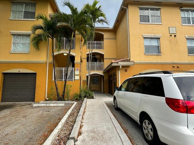 Building Photo - 2 Bedroom Condo in Pembroke Pines