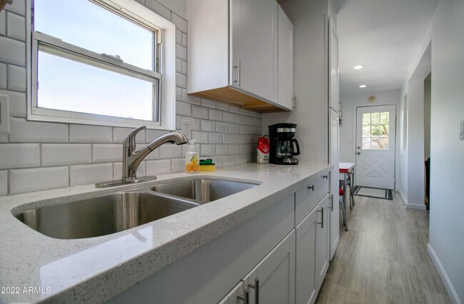 Building Photo - 478 E Sycamore St