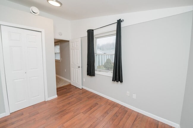 Building Photo - 3 Bedroom / 1 Bathroom Home for Rent in Crown Point