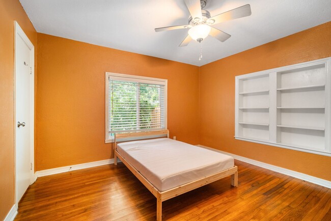 Building Photo - Spacious 2-Bedroom Home with Front Porch, ...