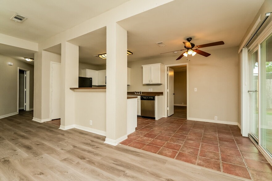Building Photo - 1001 Springcreek Dr