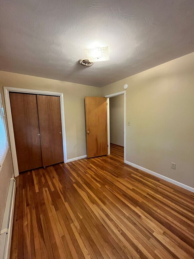 Building Photo - Beautiful 3 Bedroom Home in Normal!