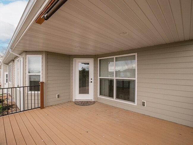 Building Photo - 1745 Golf Dr