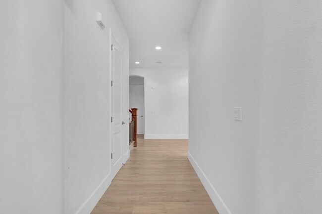 Building Photo - 1103 E Newhall Dr