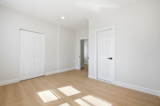 Building Photo - 139 W 51st St
