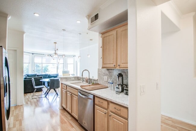 Building Photo - ASU Stay at Regatta Pointe!