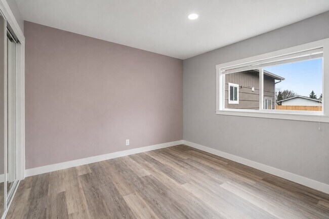 Building Photo - 1051 W Oak St
