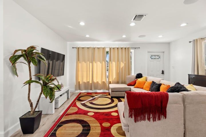 Building Photo - 921 SE 13th Ct