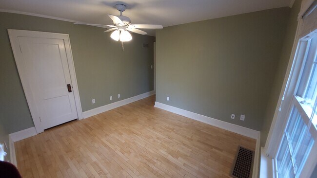 Building Photo - 424 11th St