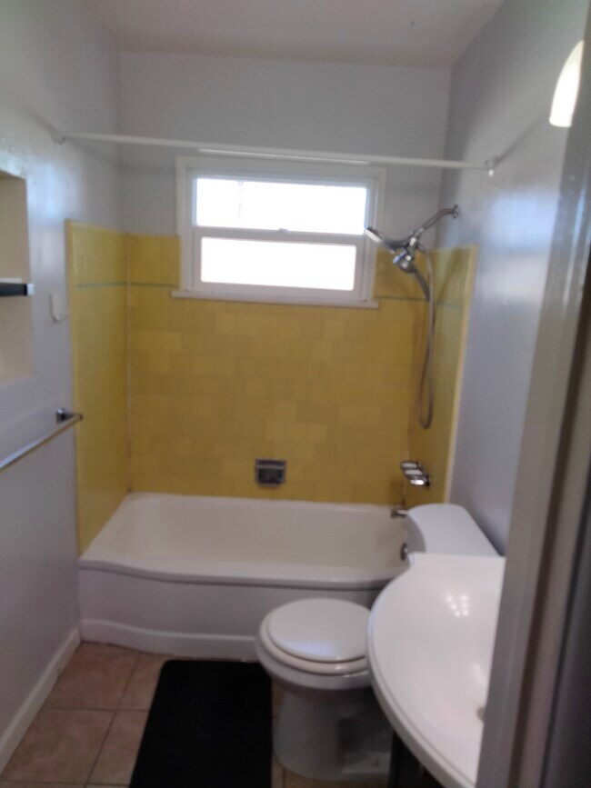 Tub with original 50's tile. - 1420 N Hollywood Way