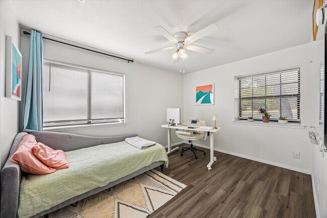 Building Photo - 908 Riddlewood Dr