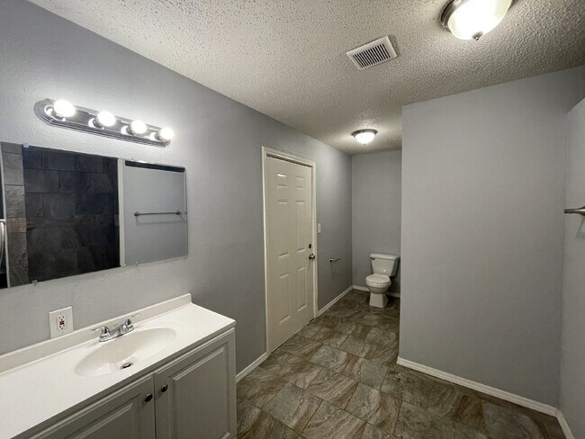 Building Photo - Beautiful House Located Close To Elementary / High School & Marsha Sharp Fwy!