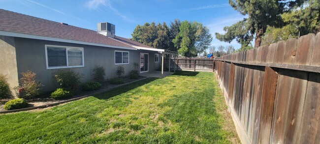 Building Photo - 1812 Sanchez Way