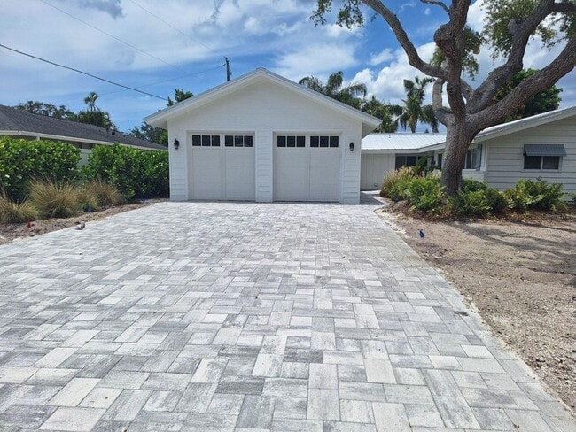 Building Photo - 1833 Pandora Dr