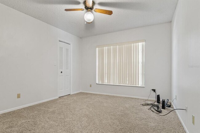 Building Photo - 10206 Lakeview Dr