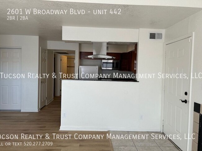 Building Photo - 2 BD 2 BA Condo - West Side