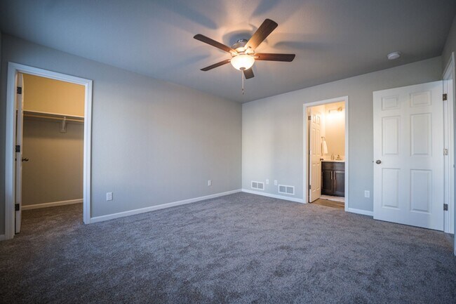 Building Photo - One-Level Carefree Living in a quiet and i...