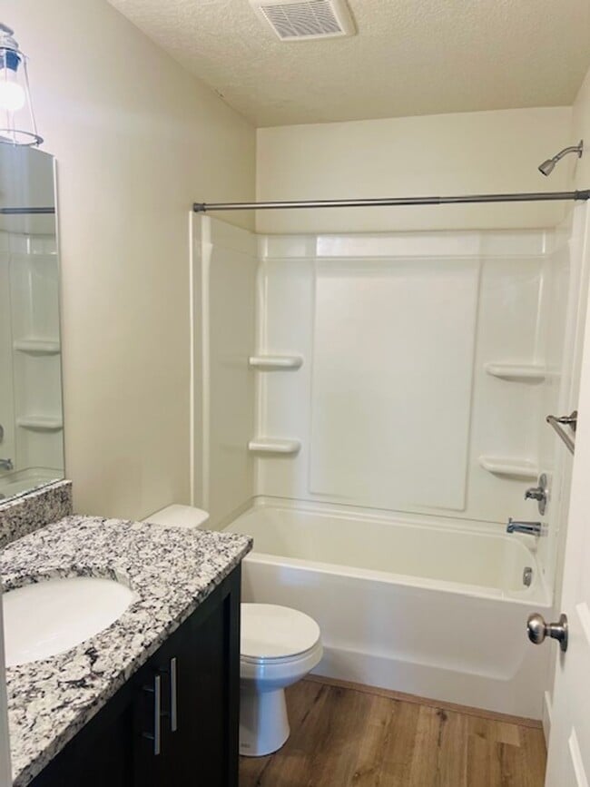 Building Photo - Beautiful townhome with garage and central air