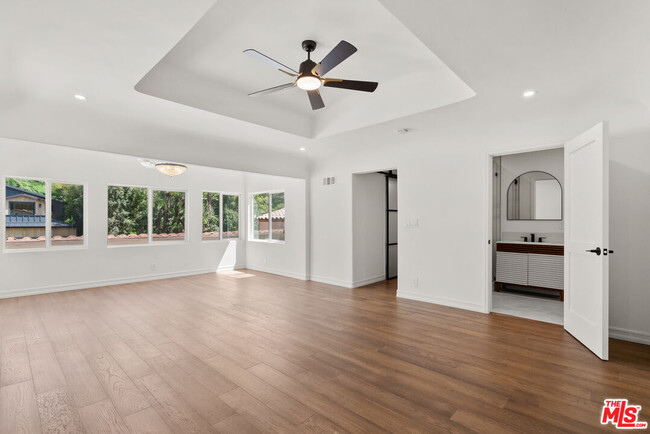 Building Photo - 1527 N Beverly Dr
