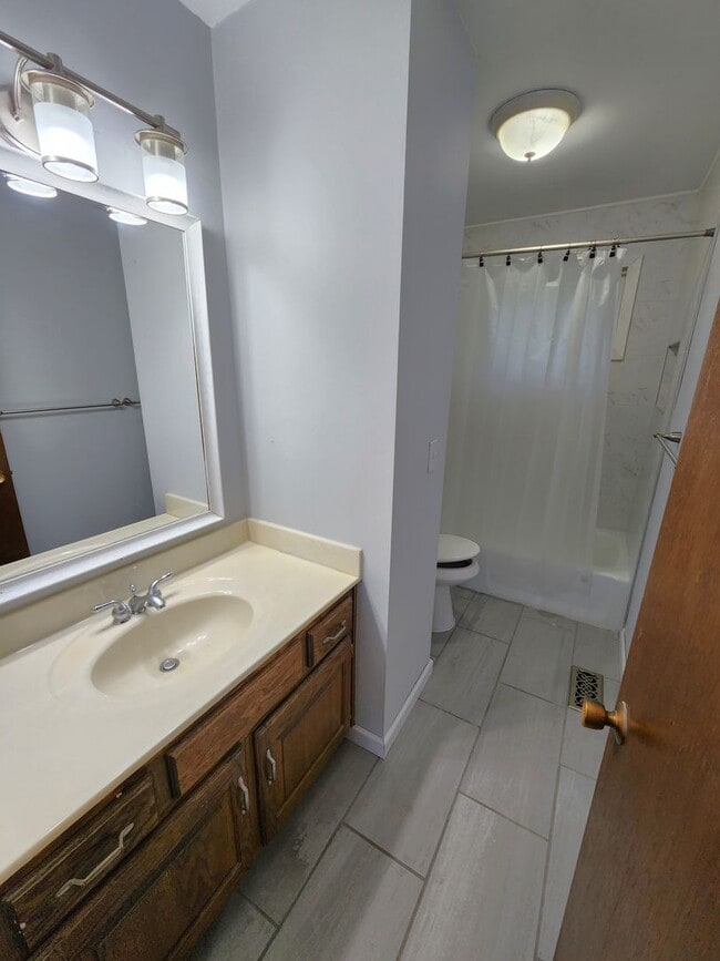 Building Photo - Nice 3BR, 1.5BTH half duplex near schools ...