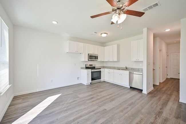 Building Photo - Charming 2-Bedroom Duplex in Fort Worth, TX