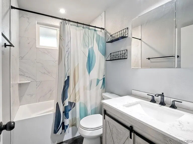 Full bath upstairs - 2516 Wanek Rd