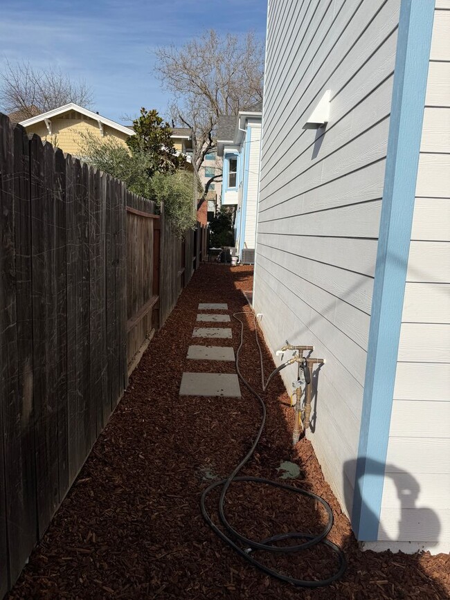 Building Photo - New 600 Sqft. 2 Bedroom 1 Bath Condo in Downtown Sacramento