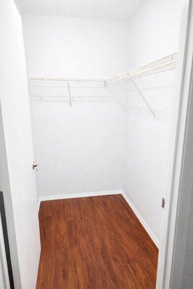 Building Photo - 2550 N Alafaya Trl