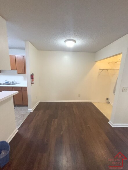 Building Photo - 430 Oriole Dr