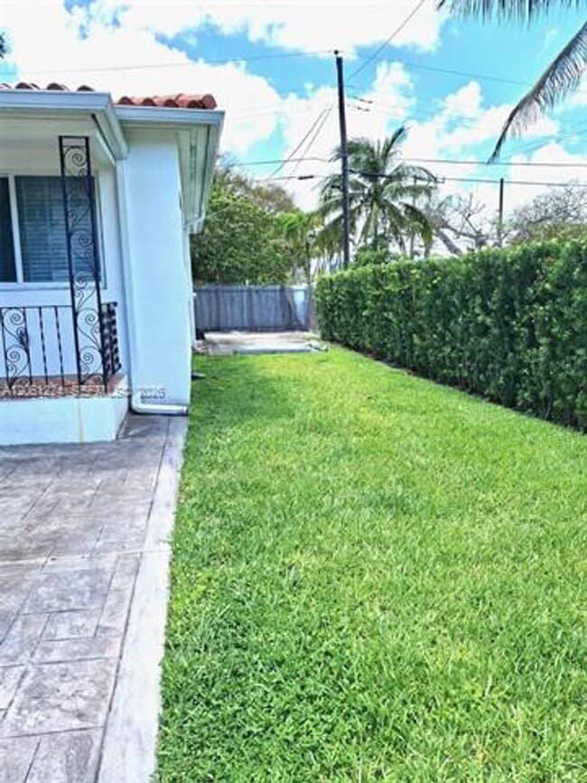 Building Photo - 2700 SW 28th Ct