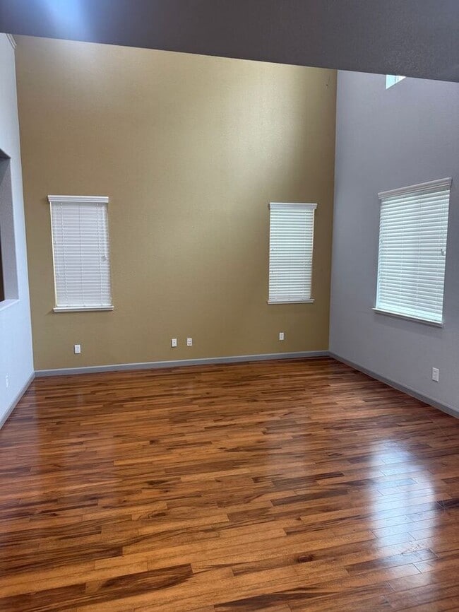 Building Photo - Beautiful 3 Bedrooms 2.5 Bath