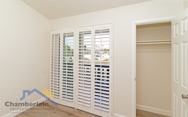 Building Photo - 2 bedroom 1/5 bath in the Village and walk...